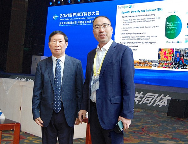 GM Zhu took a photo with Academician Hou Baorong